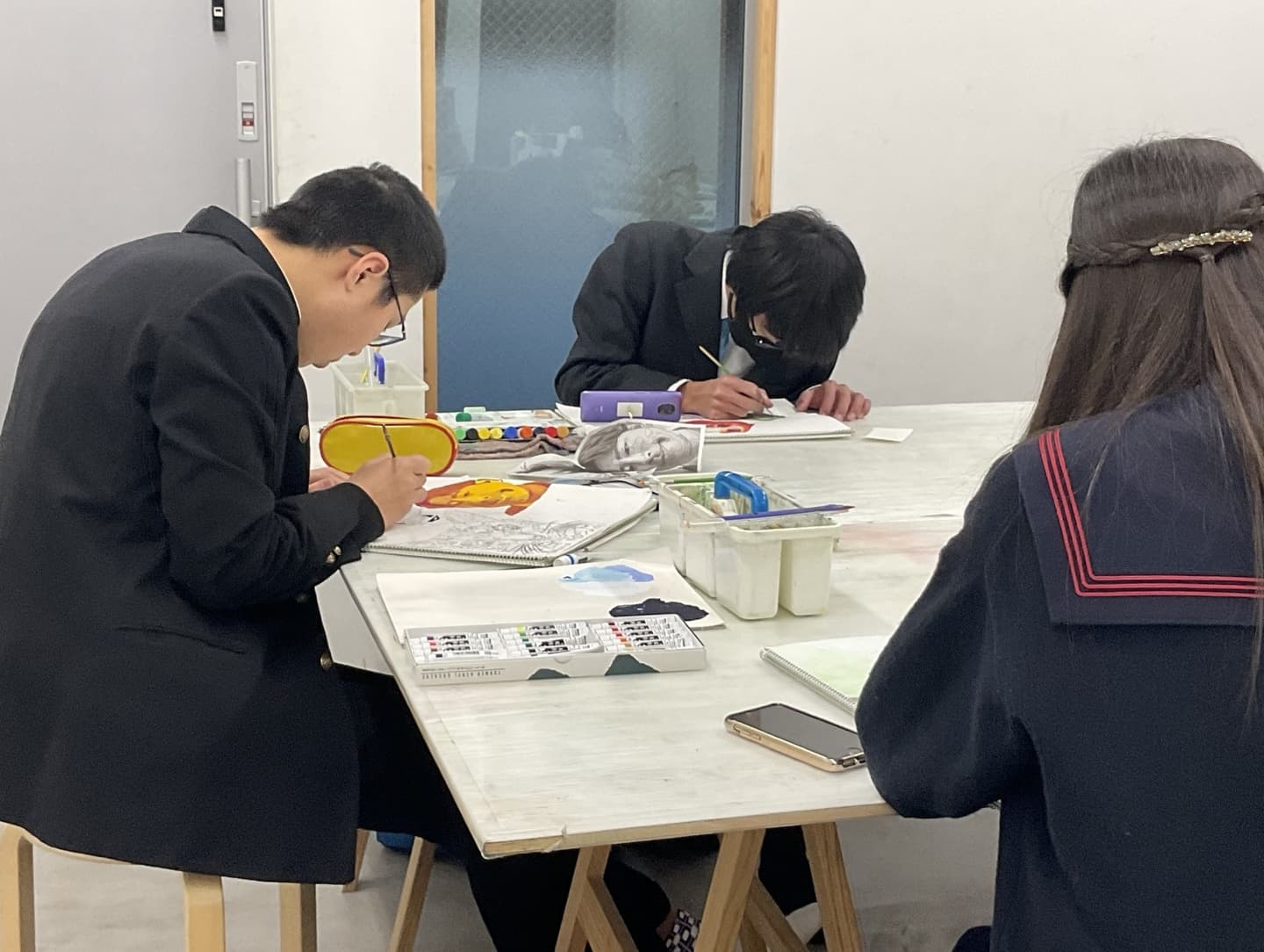 絵を描く中学生の姿